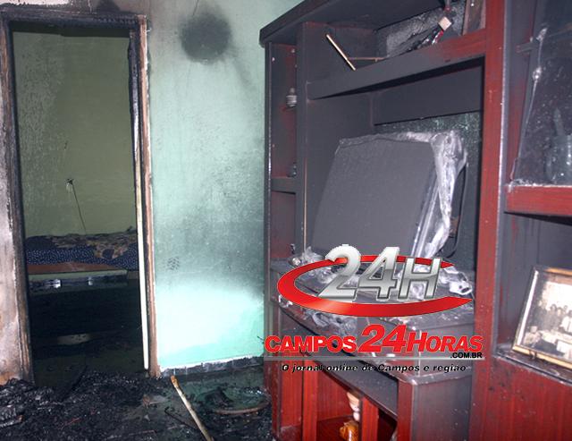 Incêndio em residência em uma rua paralela da R-101 em Guarus 20130911 - (42)