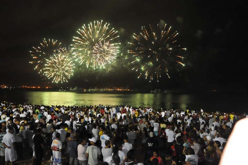 Público na praia na Praia de Camburi