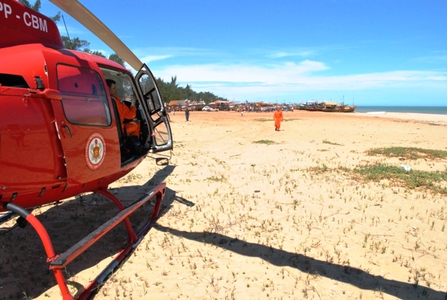 helicóptero bombeiros farol
