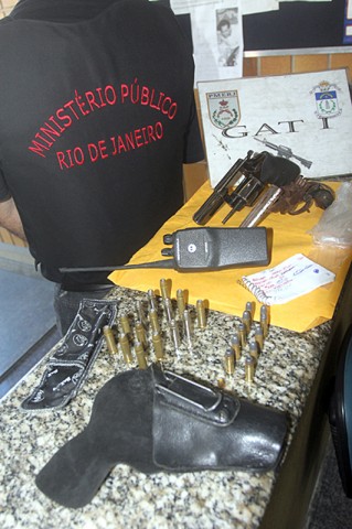 Uma equipe do GAP e da PM cumpriram um mandado de busca e apreensão em uma residência no bairro Carvão - (20)