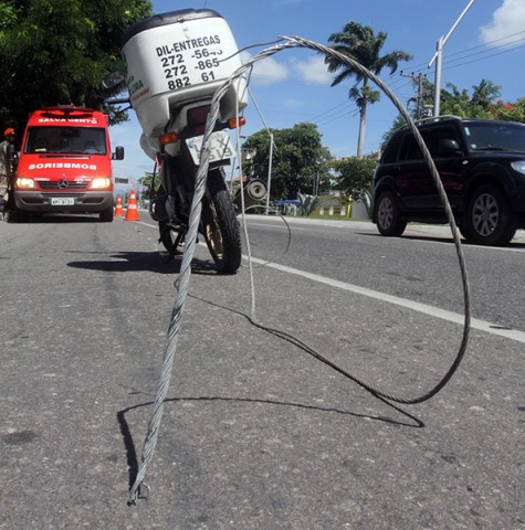 Cabo de aço se rompe e provoca acidente queda de motoboi na Avenida Nilo Paçanha - (23)