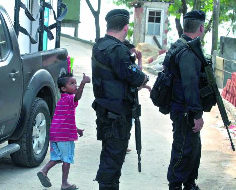 31052012 - Polícia Militar assume o comando no Complexo do Alemão.