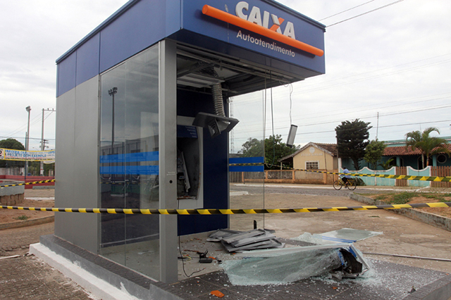 Caixa eletrônico do Banco Caixa Econômica Federal foi arrombado a margem da BR-356 em Cajueiro SJB- (10)