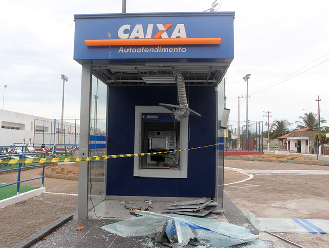 Caixa eletrônico do Banco Caixa Econômica Federal foi arrombado a margem da BR-356 em Cajueiro SJB- (8)