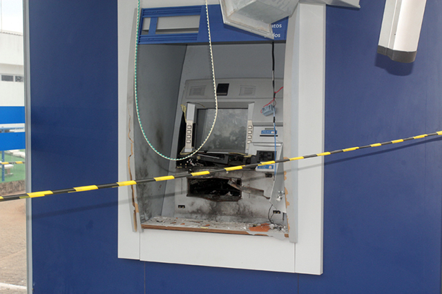Caixa eletrônico do Banco Caixa Econômica Federal foi arrombado a margem da BR-356 em Cajueiro SJB- (9)