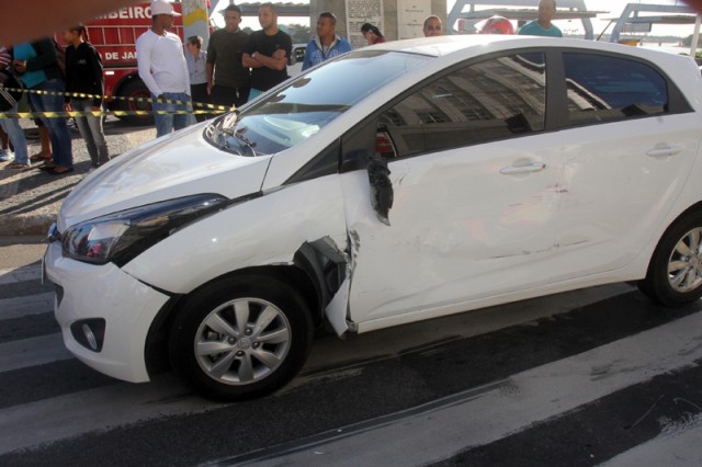 Acidente entre caminhão - carro e uma motoneta na Av XV de Novembro - Centro - (8)