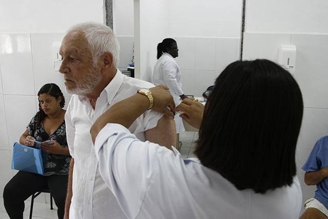 Vacinação contra gripe na secretária de Saúde 3 (56)