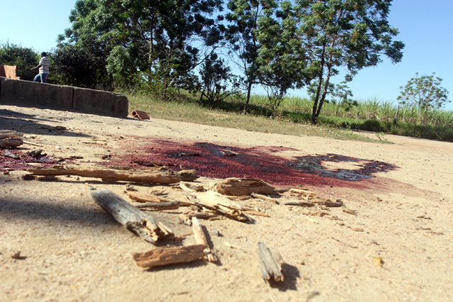 Mulher é morta a pauladas no quintal de sua casa no Assentamento Zumbi 4 na localidade de Campelo - Gilcilene Paes Pereira -vítima - (4)