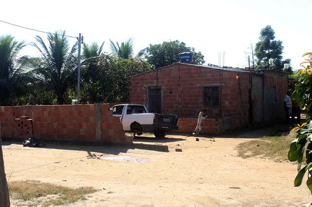 Mulher é morta a pauladas no quintal de sua casa no Assentamento Zumbi 4 na localidade de Campelo - Gilcilene Paes Pereira -vítima - (7)