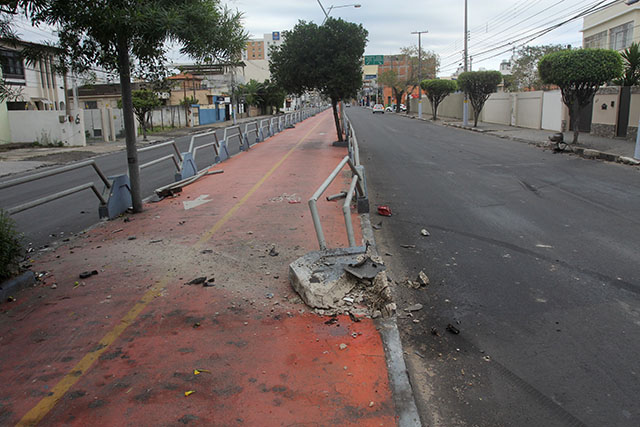 Carro invade Ciclovia na 28 de Março 4 (42)