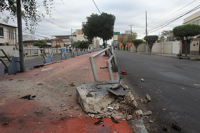 Carro invade Ciclovia na 28 de Março 4 (44)