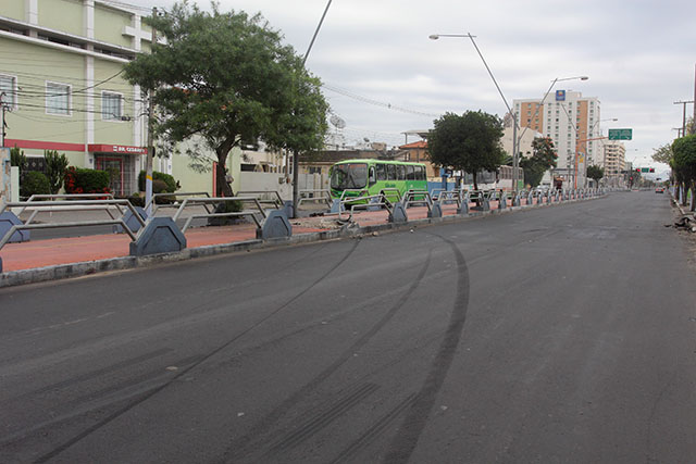 Carro invade Ciclovia na 28 de Março 4 (45)