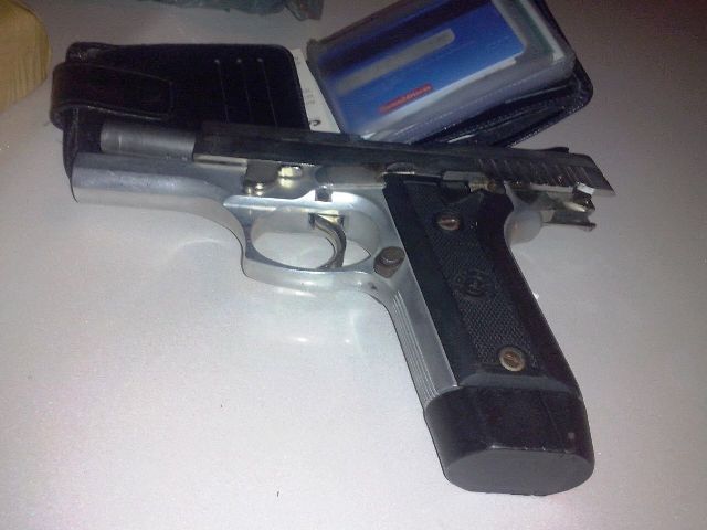 casal preso + arma