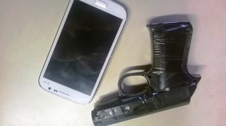 celular e réplica de arma
