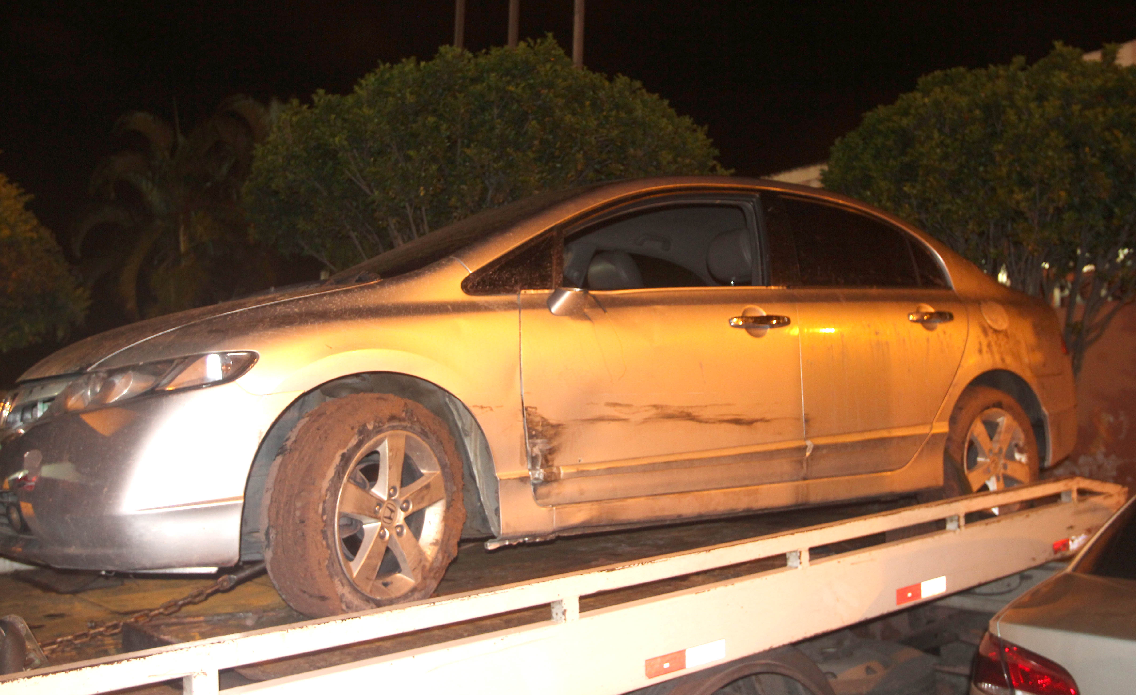 carro apreendido em troca de Tiros com a Policia militar Um bandido Baleado em Guarus   (9)
