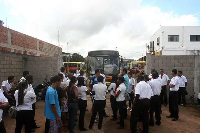 Funcionários-da-Empresa-de-Ônibus-São-Salvador-fizeram-paralização-por-falta-de-pagamento-20130911-IF-29