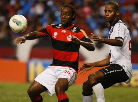 seguido-de-perto-pelo-zagueiro-dede-atacante-vagner-love-observa-a-bola-no-classico-entre-flamengo-e-vasco-1345418050512_1920x1080