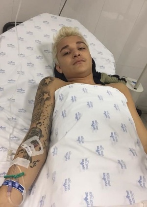 mc-gui-posta-foto-na-cama-do-hospital-o-funkeiro-saiu-com-os-dois-bracos-enfaixados-1429552993152_300x420