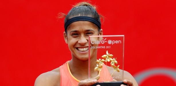 teliana-pereira-mostra-o-trofeu-apos-vencer-torneio-em-bogota-1429473232809_615x300