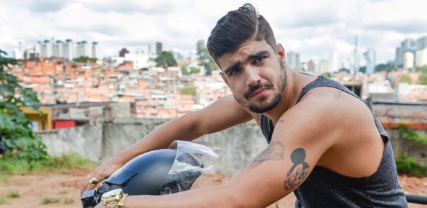 caio-castro-como-grego-em-i-love-paraisopolis-1429313261729_615x300