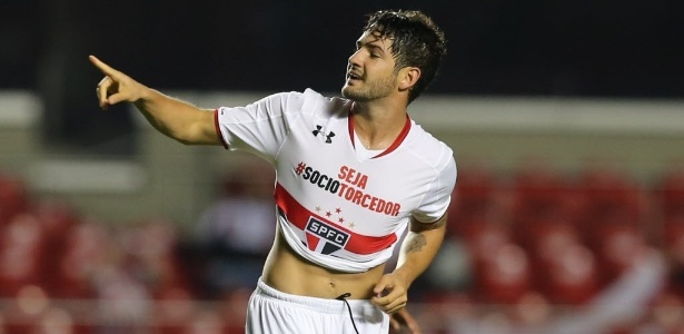 pato-comemora-terceiro-gol-do-sao-paulo-contra-o-joinville-no-morumbi-1432424907053_615x300