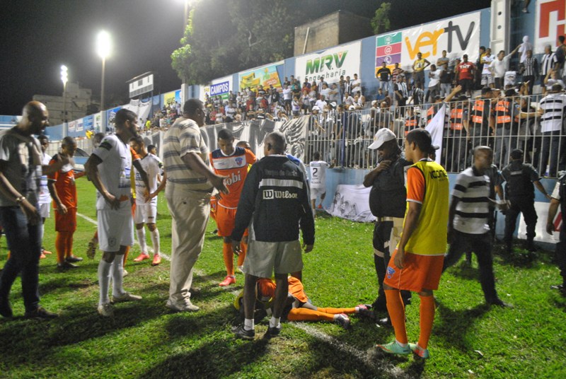 Jogador do Duque de Caxias atingido por um morteiro arremessado por um homem que estava em uma laje(Foto: Filipe Lemos/Campos 24 Horas)
