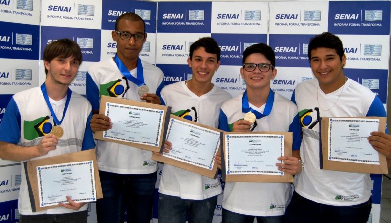 Competidores_da_fase_escolar_da_OC_2015_no_SENAI_Itaperuna_2