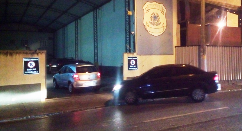 Um Ágile e um Voyage que estavam com os bandidos foram apreendidos. Foto tirada quando policiais chegavam à delegacia da PF/Campos( Foto: Saulo Garcez / Campos 24 Horas)