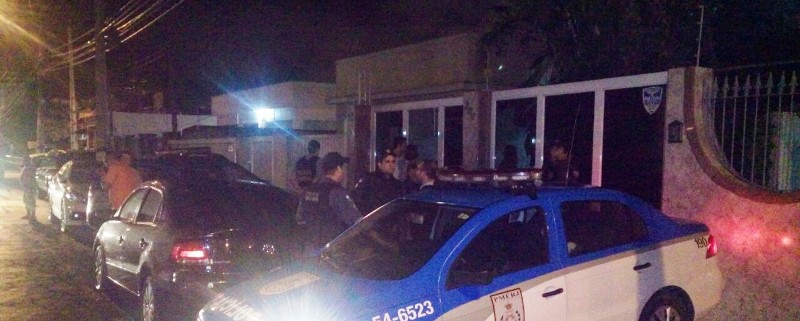 Policiais cercam a casa das vítimas e consegue prender bandidos no Jóquei (Foto: Saulo Garcez/Campos 24 Horas)