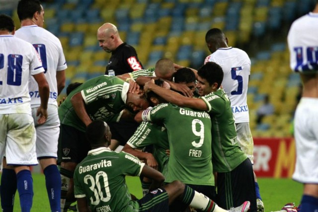 Jogadores comemoram gol anotado por Gustavo Scarpa