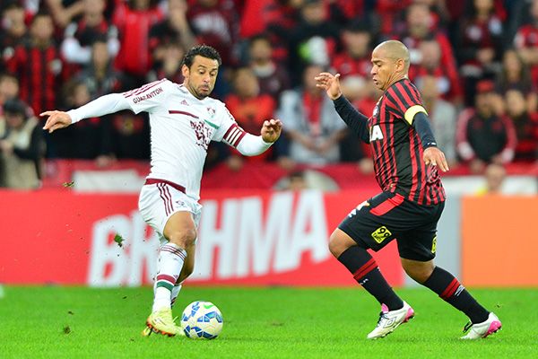 CURITIBA, PR. 12.07.2015: ATLÉTICO-PR-FLUMINENSE - Lance na partida entre Atlético-PR e Fluminense, válida pelo Campeonato Brasileiro 2015, na Arena da Baixada, Curitiba (PR). (foto: Jason Silva/Folhapress)
