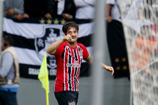Pato fez um gol e deu uma assistência contra o Vasco