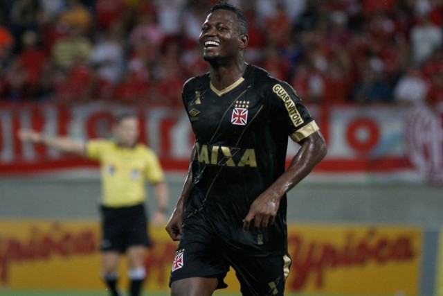 Riascos marcou dois gols na vitória do Vasco