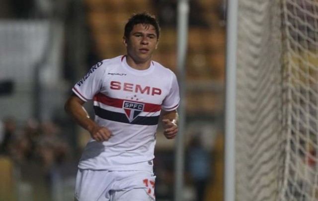 Osvaldo comemora gol na vitória do São Paulo diante do CRB no Pacaembu