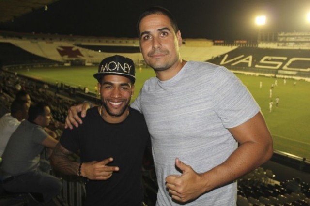 Álvaro Miranda posa ao lado de Alex Teixeira, cria do Vasco