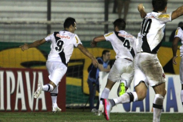 Herrera, com a camisa 9, fez o primeiro gol do Vasco