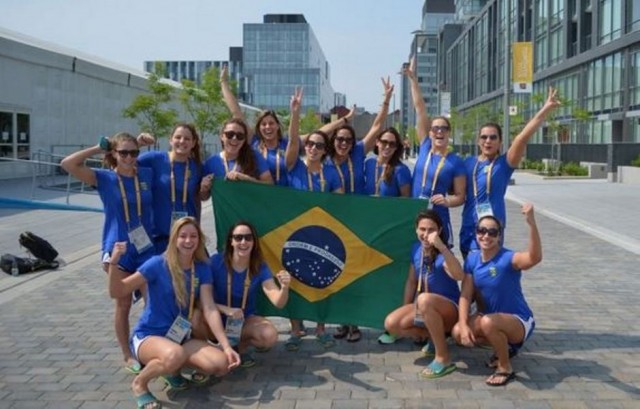 Seleção feminina encara as donas da casa na estreia do polo aquático