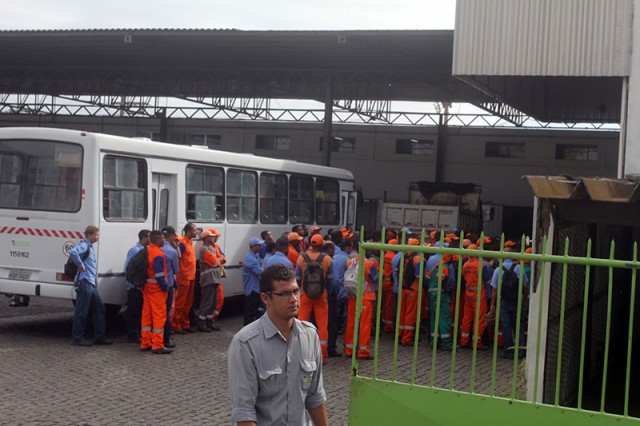 Paralização dos funcioários da Vital Engenharia reivindicando reajuste salarial e de benefício - (8)