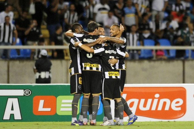 Jogadores comemoram gol anotado por Navarro
