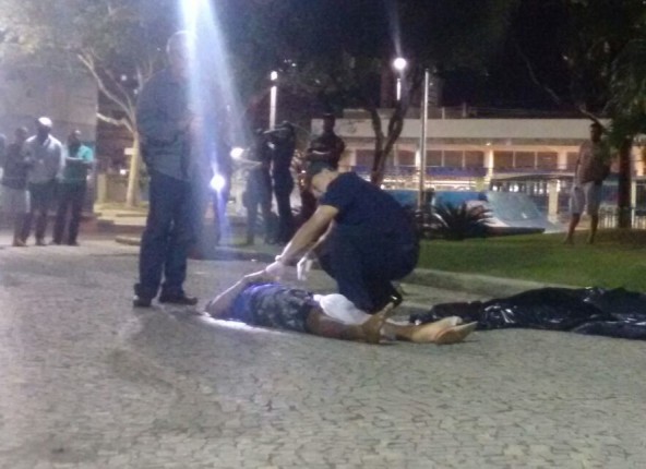 Perito da Polícia Civil buscam pistas junto ao corpo (Foto: Filipe Lemos / Campos 24 Horas)