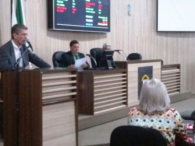 O primeiro a ocupar a Tribuna foi o presidente do Sindicato dos Médicos de Campos, José Roberto Crespo de Souza,
