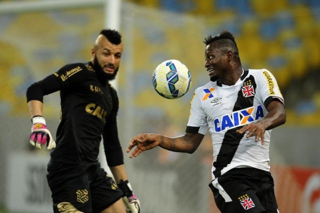 Goleiro Alex Muralha foi grande destaque da partida