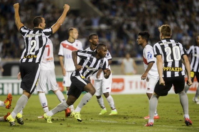 Sassá fez os dois gols da vitória do Botafogo