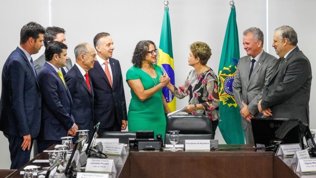 Dilma-manifesto-anti-impeachment-15set2015-1024x578