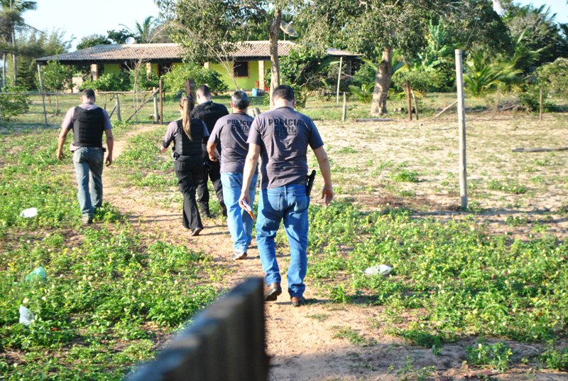 Policiais chegam a um sítio na praia de Atafona, onde um dos acusados foi preso