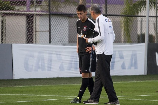 Tite conversa com Marciel durante treino