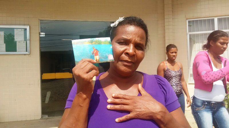 Acompanhada de familiares, Dalila Barreto, mãe da vítima aguardando liberação do corpo no IML 