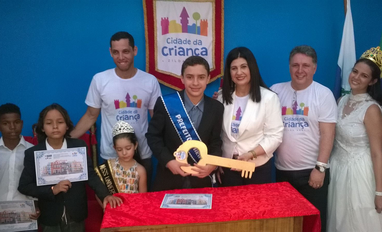 Prefeito Mirim da Cidade da Criança recebe da prefeita Rosinha Garotinho a chave da cidade