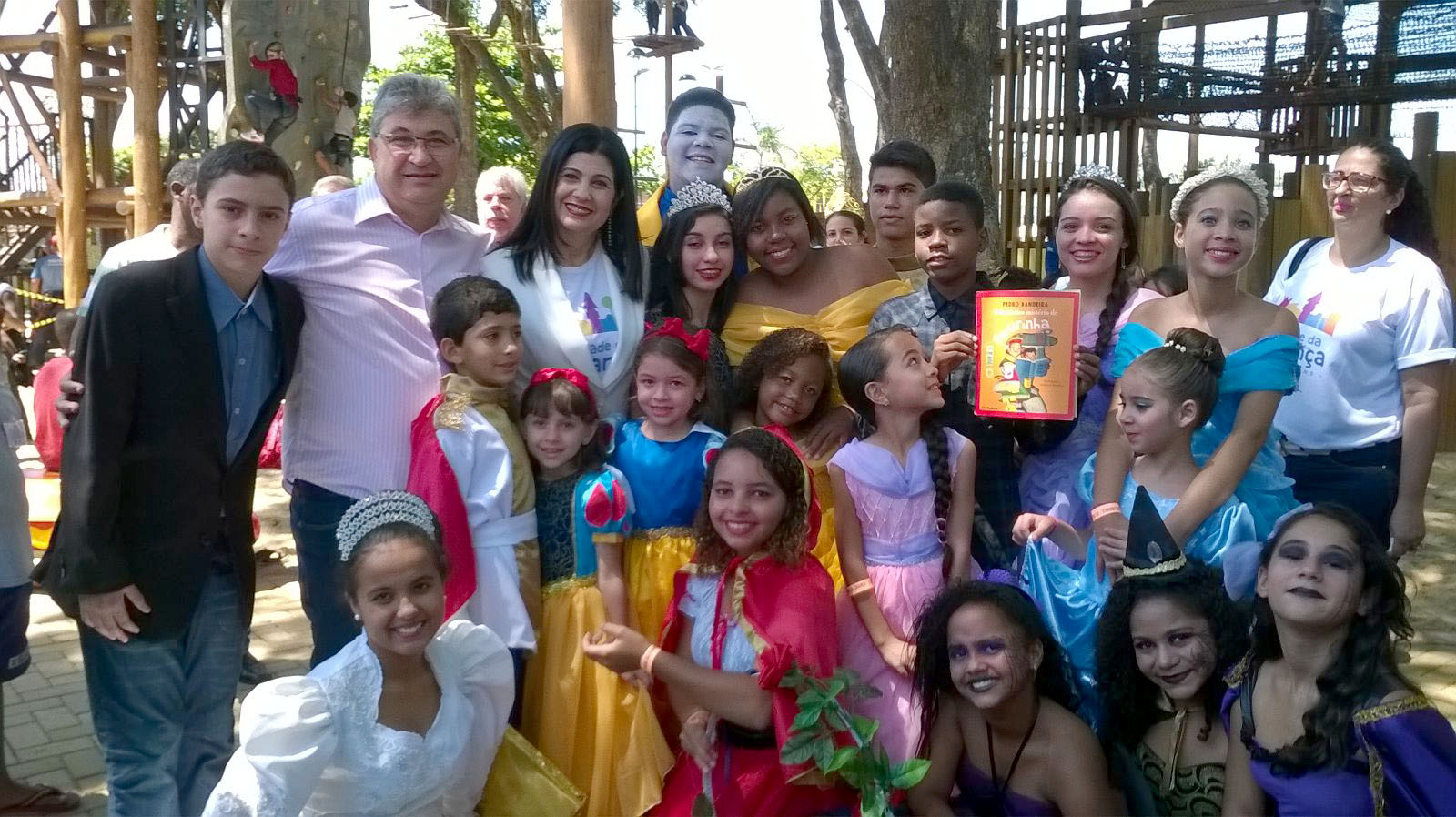 O vereador Mauro Silvane a prefeita Rosinha com alunos da rede municipal durante o lançamento da Cidade da Criança(Foto: arquivo)