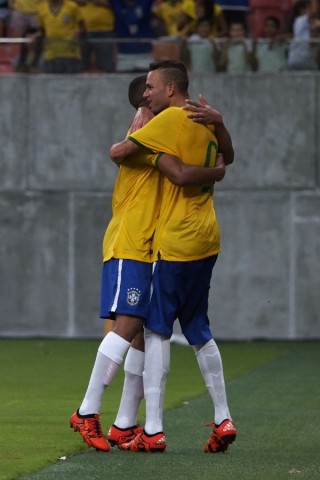 Jogadores comemoram gol anotado por Gabriel Jesus